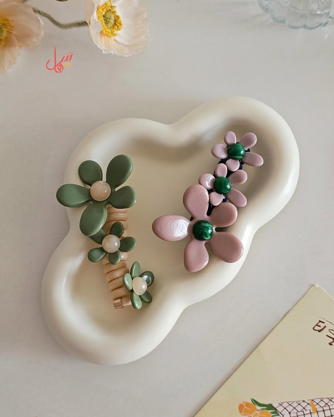 ⁨ مشابك شعر بتصميم زهور ناعمة