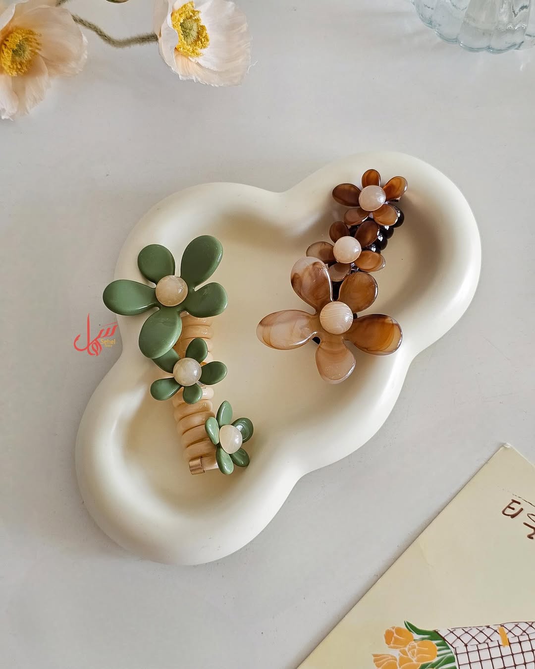 ⁨ مشابك شعر بتصميم زهور ناعمة