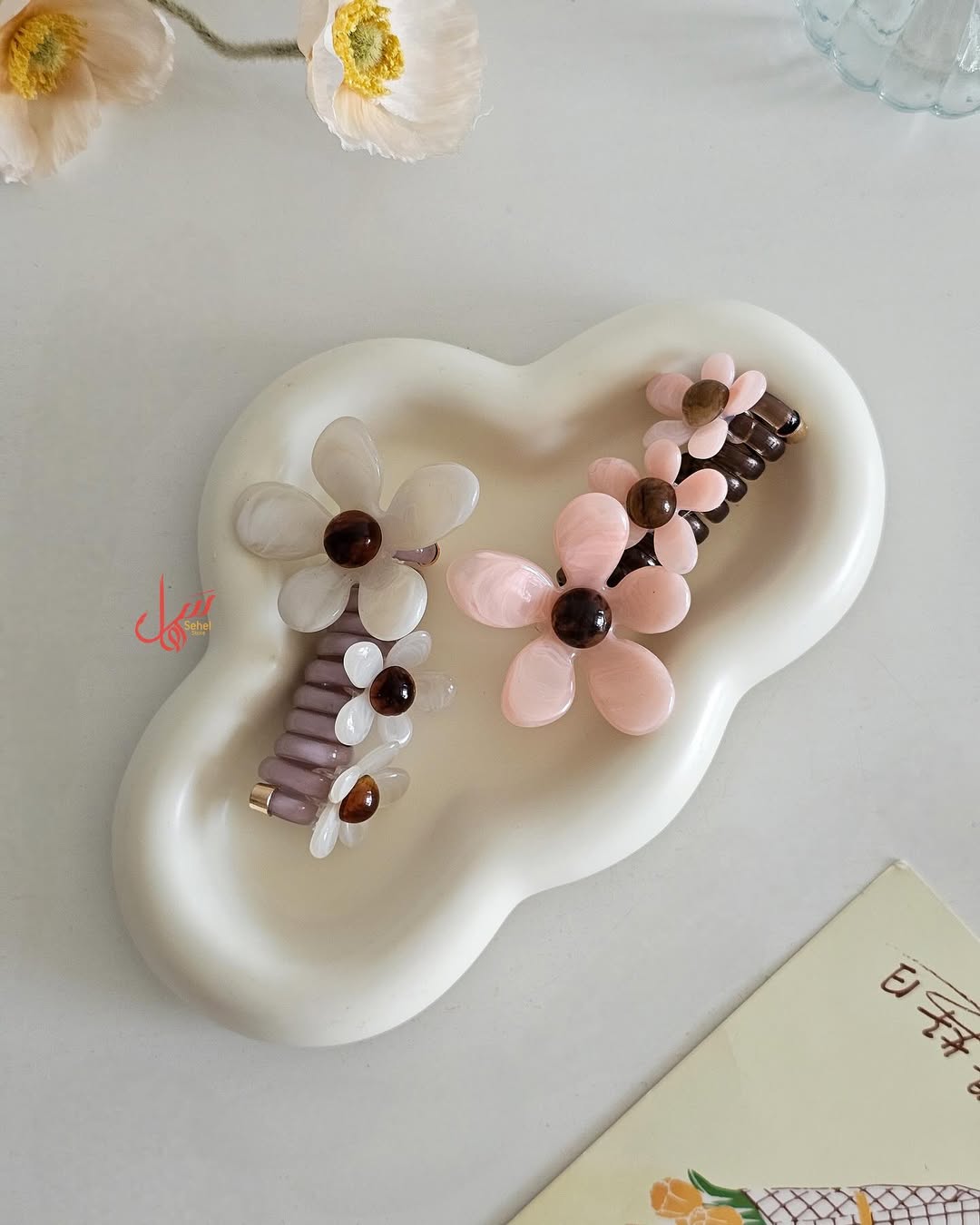 ⁨ مشابك شعر بتصميم زهور ناعمة